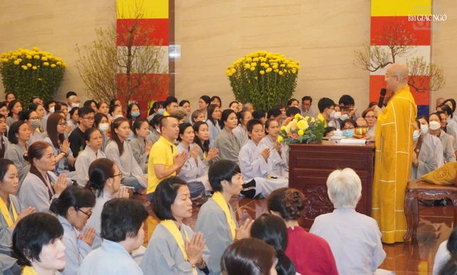 Gần 300 Phật tử tham dự pháp thoại trong buổi chiều nay tại Việt Nam Quốc Tự