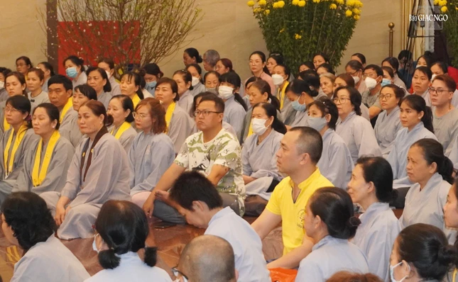 19 giờ tối nay, Phật tử vẫn vân tập đông đủ tại Pháp hội Dược Sư