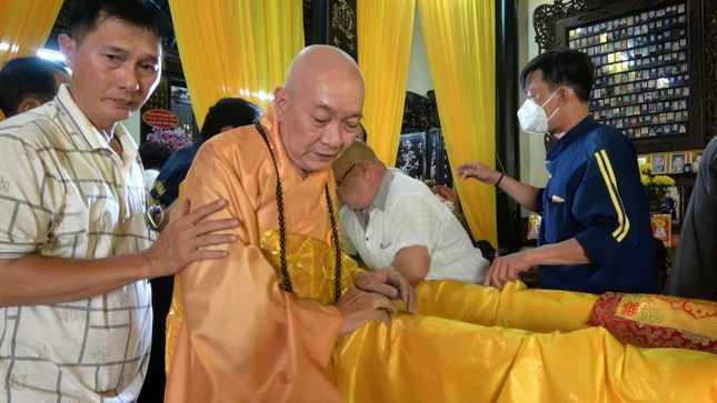 Hòa thượng Thích Thiện Lương, đương vi Sám chủ tang lễ cử hành nghi thức gia trì kim quan Hòa thượng Thích Thiện Lương, đương vi Sám chủ tang lễ cử hành nghi thức gia trì kim quan