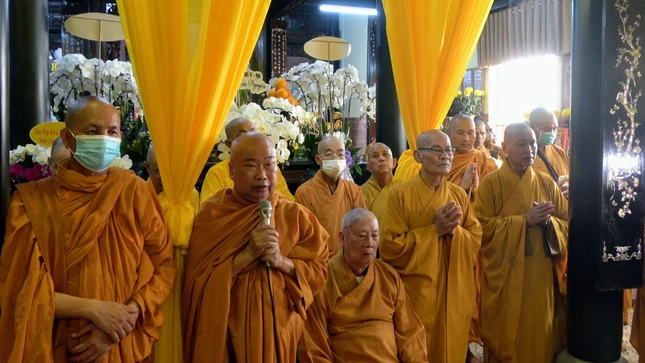 Hòa thượng Thích Giác Pháp thay mặt chư tôn đức Ban Trị sự GHPGVN Q.6 cầu nguyện