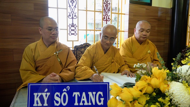 Chư tôn đức Ban Trị sự GHPGVN TP.HCM ký sổ tang