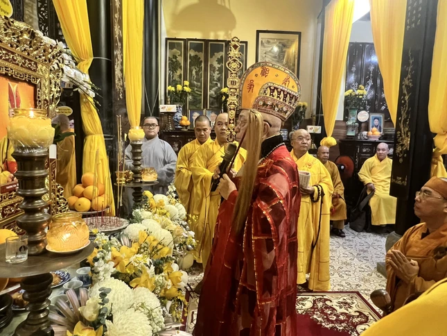 Chư tôn đức cử hành nghi lễ di quan