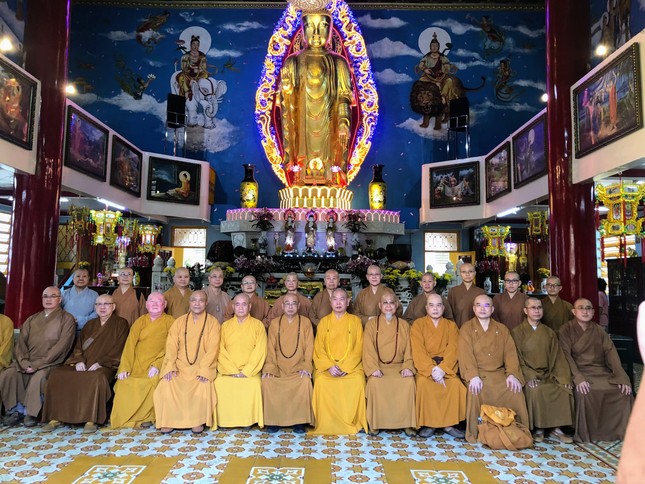 Phái đoàn chụp ảnh lưu niệm tại chánh điện chùa Long Hoa