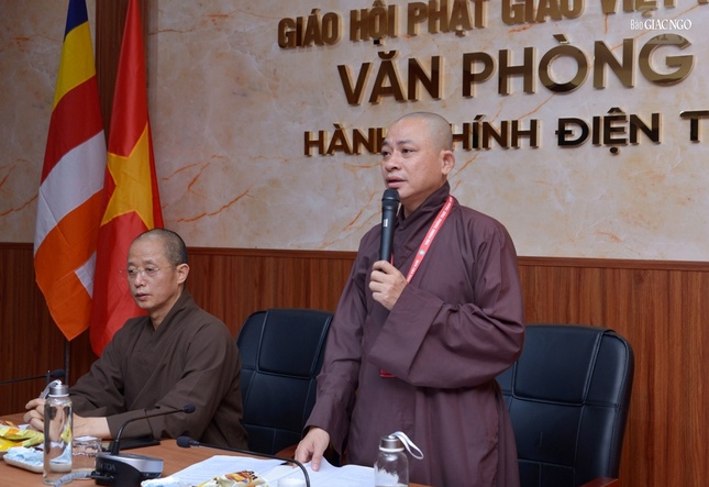 Thượng tọa Thích Quảng Tiến lấy ý kiến