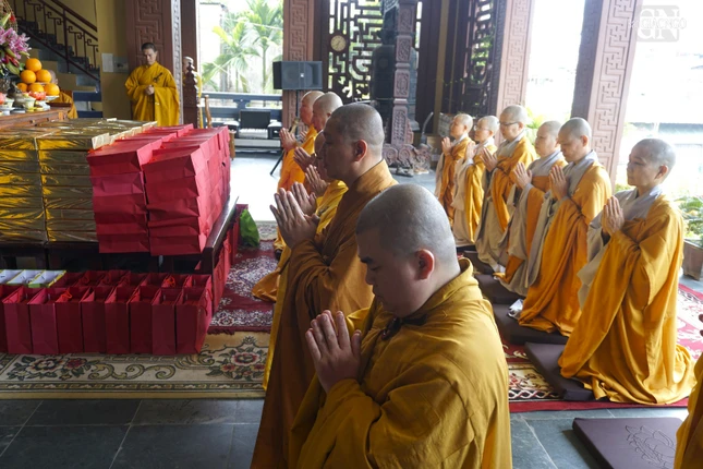 Môn đồ đệ tử tác bạch cúng dường