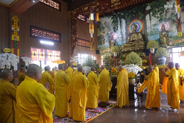 Chư tôn đức cử hành lễ sái tịnh, khánh tạ Tam bảo chùa Khánh Vân sau 5 năm trùng tu