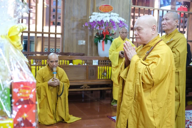 Hòa thượng Chủ tịch Hội đồng Trị sự đảnh lễ, dâng hương tưởng niệm Tổ Khánh Anh, Đệ nhị Pháp chủ Tăng-già Nam Việt - Ảnh: Chúc Nhật