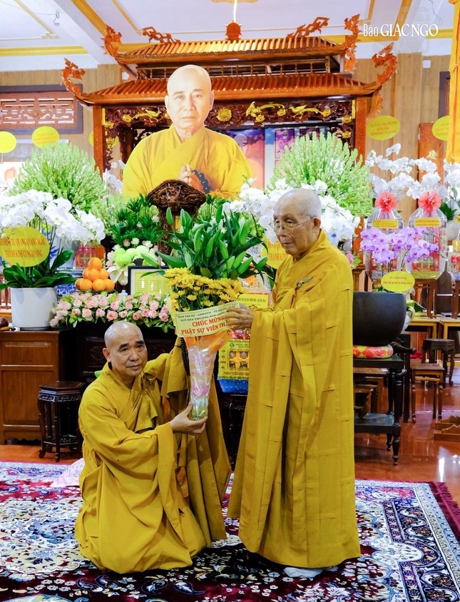 Trưởng lão Hòa thượng Thích Tịnh Hạnh chúc lành “Phật sự viên thành” đến Thượng tọa Thích Hạnh Trực, trụ trì chùa Khánh Vân nhân ngày lạc thành - Ảnh: Chúc Nhật