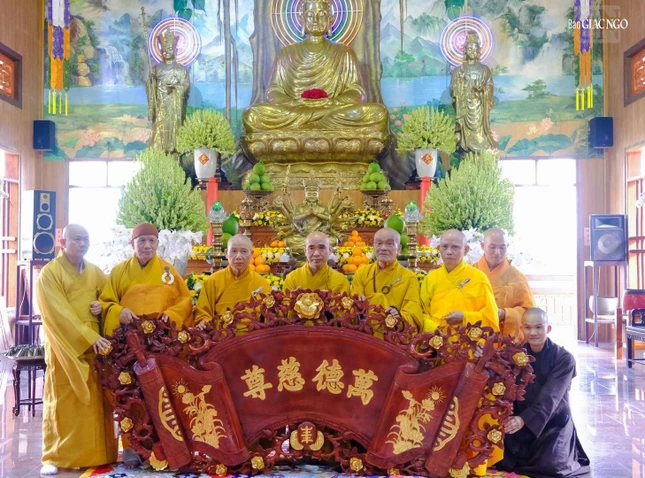 Thượng tọa Thích Hạnh Trực, trụ trì chùa Khánh Vân đón nhận những phần quà từ tông phong trong ngày khánh tạ Tam bảo - Ảnh: Chúc Nhật