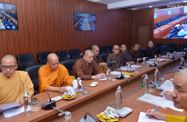 Chư tôn đức tham dự phiên họp Chư tôn đức tham dự phiên họp