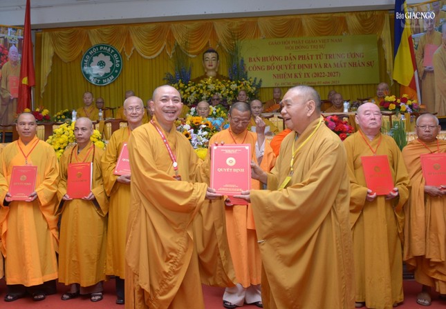 Hòa thượng Thích Thiện Pháp trao quyết định nhân sự đến các thành viên