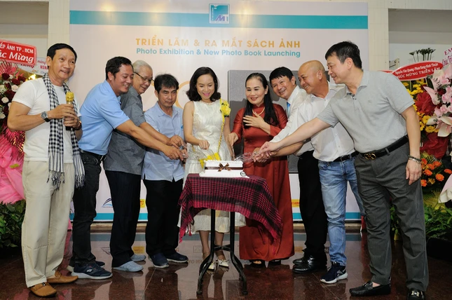 Nhiếp ảnh gia Trần Thế Phong chia sẻ về tập sách ảnh “Bóng” tại buổi khai mạc triển lãm tối 7-4 Nhiếp ảnh gia Trần Thế Phong chia sẻ về tập sách ảnh “Bóng” tại buổi khai mạc triển lãm tối 7-4