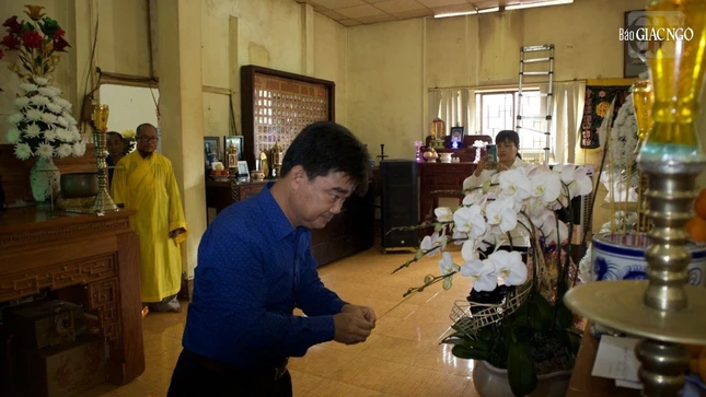 Ông Nguyễn Văn Lượng thắp hương trước Giác linh đường