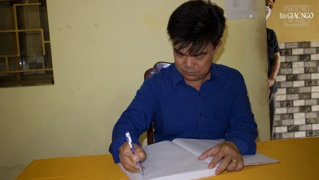 Ông Nguyễn Văn Lượng ghi sổ tang