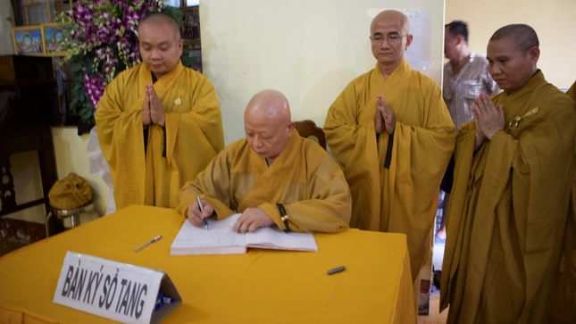 Hòa thượng Thích Lệ Trang ghi sổ tang