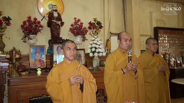 Đại đức Thích Quảng Hậu, Chủ nhiệm nhiệm CLB Phóng viên - Cộng tác viên báo Giác Ngộ cùng đoàn kính viếng