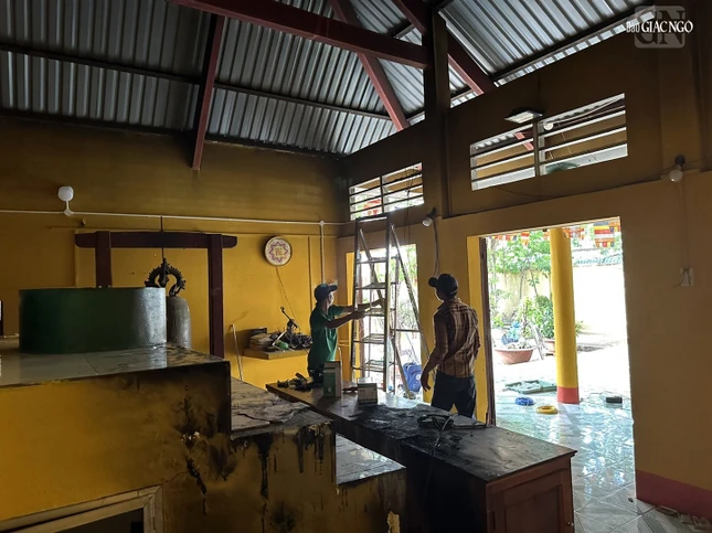 Phật tử đang dọn dẹp lại chùa tại các khu vực bị đập phá, đốt cháy