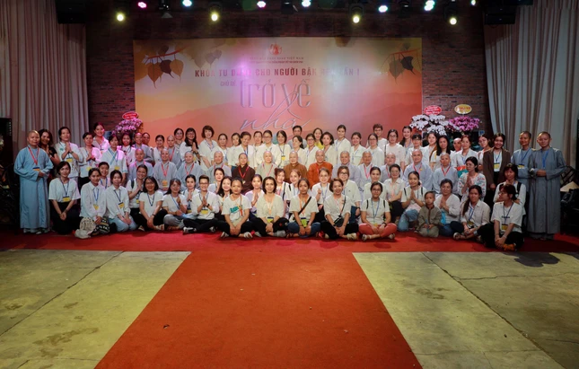 Các bạn trẻ tham gia khóa tu dành cho người bận rộn bên cạnh chư tôn đức