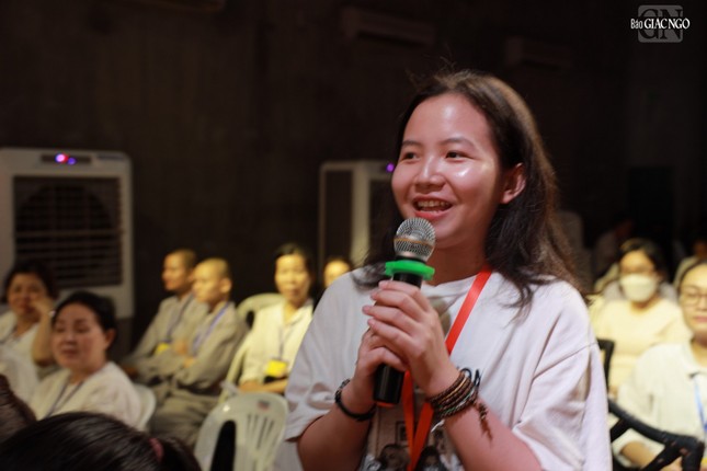 Bạn trẻ đặt câu hỏi, giao lưu, phát biểu sôi nổi trong khóa tu