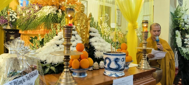 Đại đức Thích An Đạo cung tuyên tiểu sử Thượng tọa Thích Giác Huệ - Ảnh: PGCG