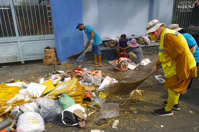 Vệ sinh đường phố là hoạt động xuyên suốt diễn ra vào thứ Bảy, Chủ nhật hàng tuần từ khi Hòa thượng Thích Duy Trấn làm chủ nhiệm Câu lạc bộ, bắt đầu 5 giờ và kết thúc lúc 6 giờ 30 phút Vệ sinh đường phố là hoạt động xuyên suốt diễn ra vào thứ Bảy, Chủ nhật hàng tuần từ khi Hòa thượng Thích Duy Trấn làm chủ nhiệm Câu lạc bộ, bắt đầu 5 giờ và kết thúc lúc 6 giờ 30 phút