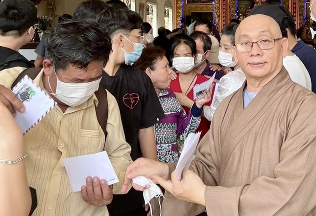 Thượng toạ Thích Nguyên Sĩ trao bì thư tiền mặt đến người khiếm thị