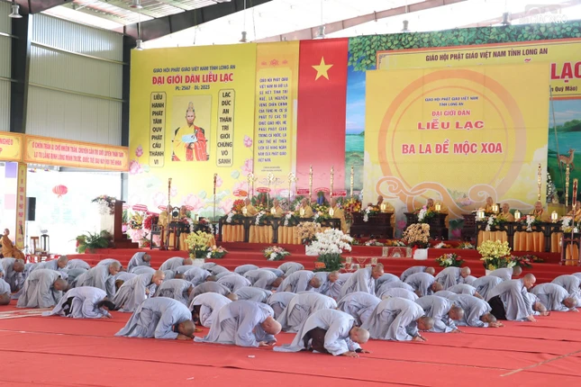 Giới tử đê đầu đảnh lễ chư tôn đức