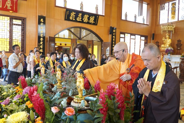 Thượng tọa trụ trì Thảo Đường thiền tự hướng dẫn Phật tử thực hiện nghi thức Tắm Phật