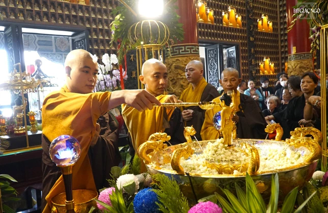 Chư Tăng chùa Vạn Phật cử hành nghi thức Tắm Phật Chư Tăng chùa Vạn Phật cử hành nghi thức Tắm Phật