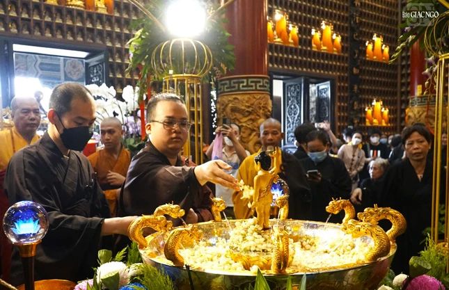 Phật tử trang nghiêm dâng hoa cúng dường Đức Phật Phật tử trang nghiêm dâng hoa cúng dường Đức Phật