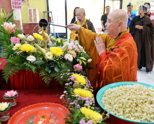 Hòa thượng Thích Duy Trấn cử hành lễ Mộc dục trong tiếng niệm hồng danh Đức Phật Bổn Sư Hòa thượng Thích Duy Trấn cử hành lễ Mộc dục trong tiếng niệm hồng danh Đức Phật Bổn Sư