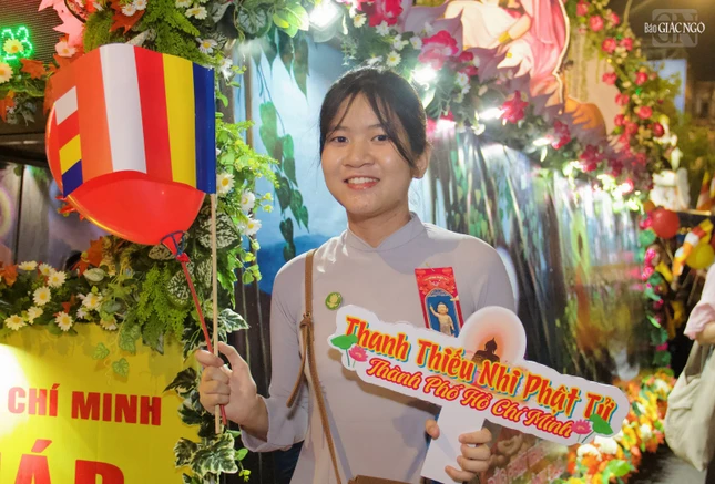 Bạn trẻ Nguyễn Ngọc Yến Nhi hạnh phúc khi được rước Phật - Ảnh: Bá Nam Bạn trẻ Nguyễn Ngọc Yến Nhi hạnh phúc khi được rước Phật - Ảnh: Bá Nam