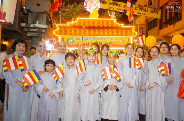 Nguyễn Thành Tài (người thứ 3 bên phải màn hình qua) cảm thấy vui và rực rỡ khi lần đầu tiên được rước Phật