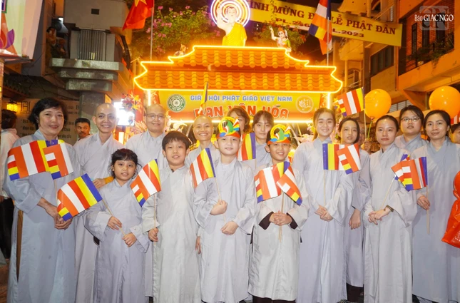 Nguyễn Thành Tài (người thứ 3 bên phải màn hình qua) cảm thấy vui và rực rỡ khi lần đầu tiên được rước Phật Nguyễn Thành Tài (người thứ 3 bên phải màn hình qua) cảm thấy vui và rực rỡ khi lần đầu tiên được rước Phật