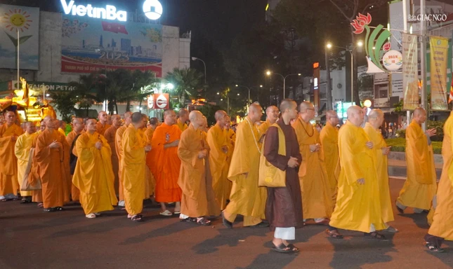 Đại đức Châu Hoài Thái cùng chư tôn đức Tăng Ni rước Phật đản sanh Đại đức Châu Hoài Thái cùng chư tôn đức Tăng Ni rước Phật đản sanh