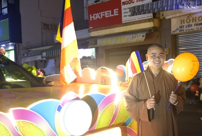 Đại đức Thích Minh Thuận bên cạnh xe hoa mình tham gia thiết trí, mừng Phật đản