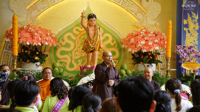 Hòa thượng Thích Thiện Nghĩa, Trưởng ban Trị sự GHPGVN Q.6 chúc mùa Phật đản nhiều hỷ lạc đến các Phật tử tham gia diễu hành xe hoa