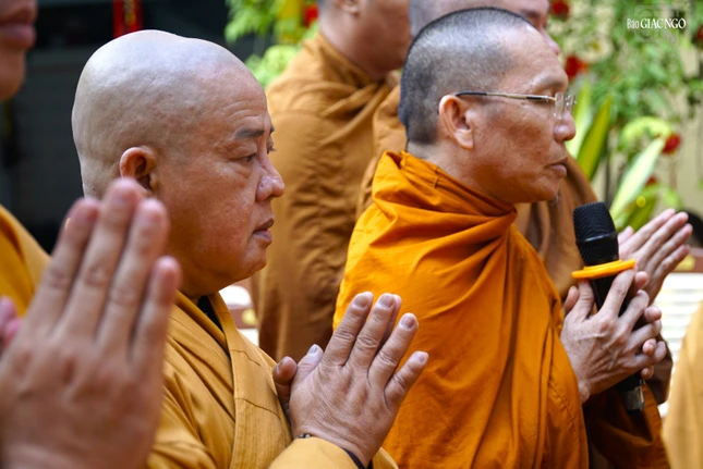 Thực hiện nghi lễ mừng Khánh đản theo nghi thức Nam tông