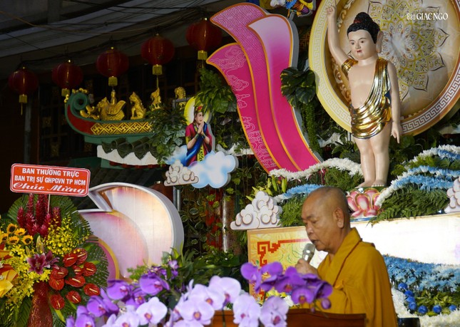 Thượng tọa Thích Huệ Công tuyên đọc Thông điệp Đại lễ Phật đản Phật lịch 2567 của Đức Pháp chủ GHPGVN