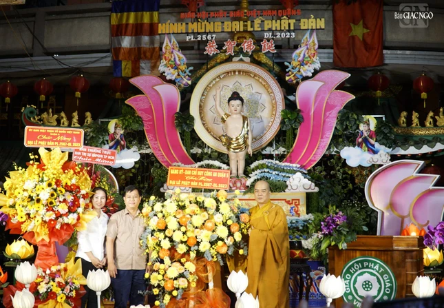 Lễ đài Phật đản của Ban Trị sự GHPGVN Q.5 đặt tại chùa Vạn Phật