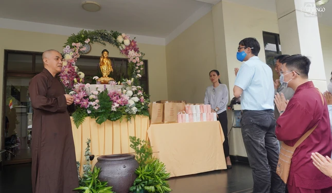 Đại đức Thích Minh Lộc, thành viên CLB Phóng viên - Cộng tác viên Báo Giác Ngộ chuyển lời chúc lành của Thượng tọa Thích Tâm Hải, Tổng Biên tập đến Phật tử