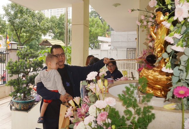 Ba và con Tắm Phật