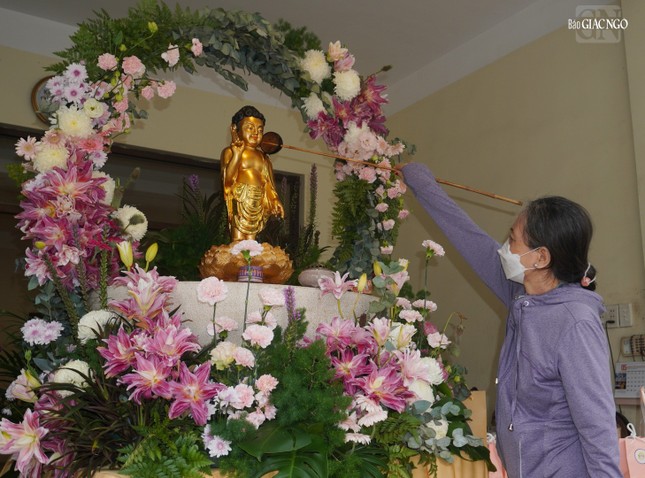 Cô Giác Hiền Thanh thực hiện Tắm Phật