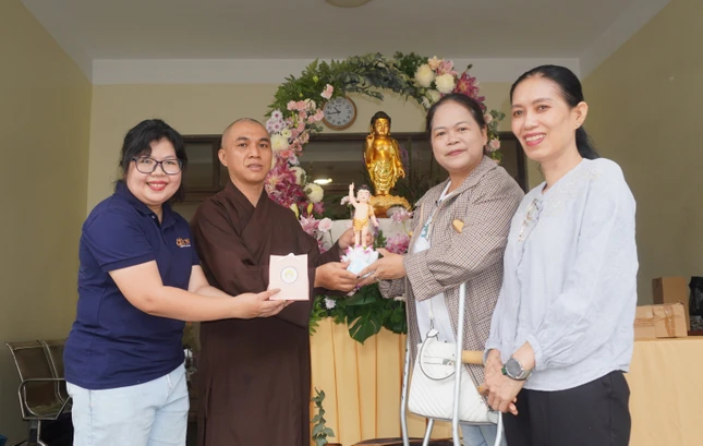 Phật tử Đức Như, 50 tuổi đón nhận tôn tượng Đức Phật đản sanh tại tòa soạn Báo Giác Ngộ