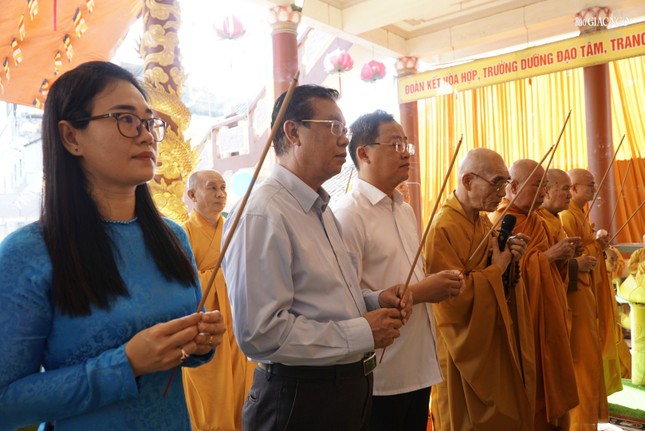 Chư tôn đức, lãnh đạo chính quyền niêm hương cúng dường