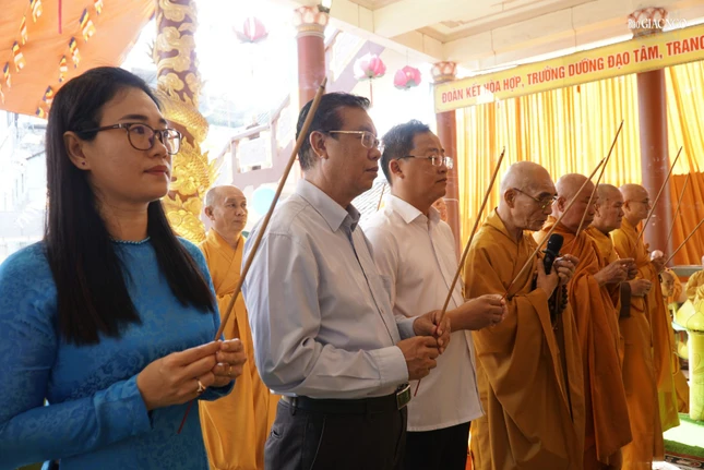 Chư tôn đức, lãnh đạo chính quyền niêm hương cúng dường