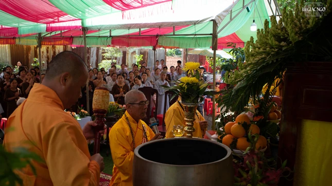 Niêm hương bạch Phật Niêm hương bạch Phật