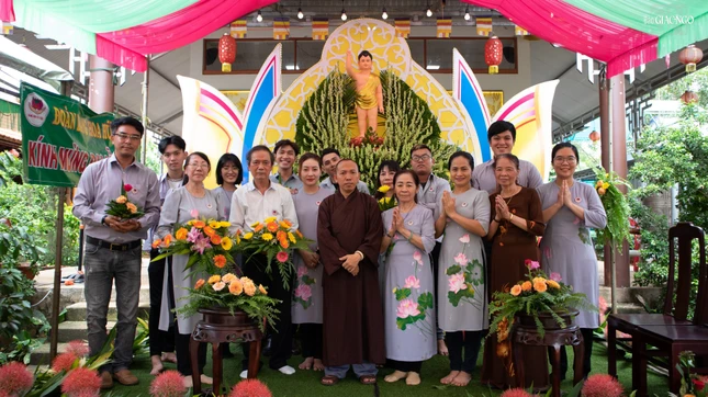 Đại đức Thích Quảng Minh cùng đoàn dâng hoa Hữu Thiện chụp ảnh lưu niệm Đại đức Thích Quảng Minh cùng đoàn dâng hoa Hữu Thiện chụp ảnh lưu niệm