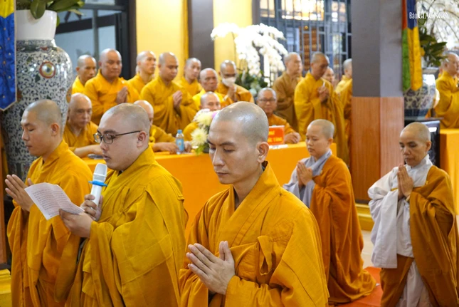 Đại diện hành giả phát nguyện an cư