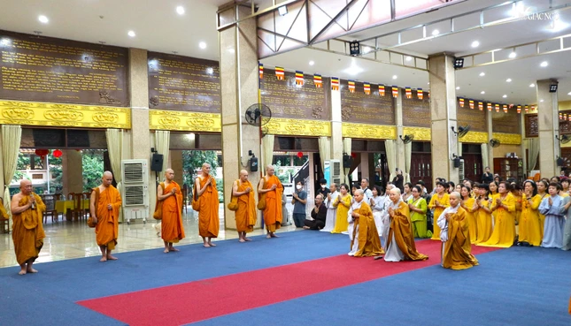 Hòa thượng Thích Minh Hóa, Phó Hóa chủ trường hạ pháp viện Minh Đăng Quang ban đạo từ, tán thán công đức và chúc lành đến đoàn chư Ni, Phật tử chùa Long Phước